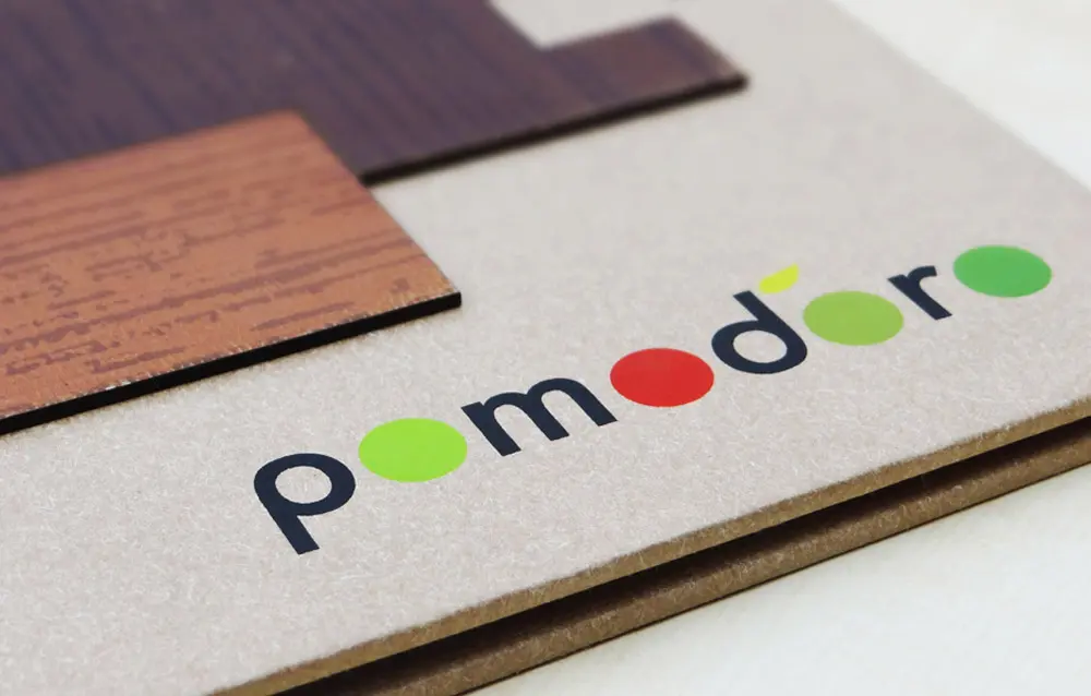 The logo for pomodoro is on top of a wooden box.